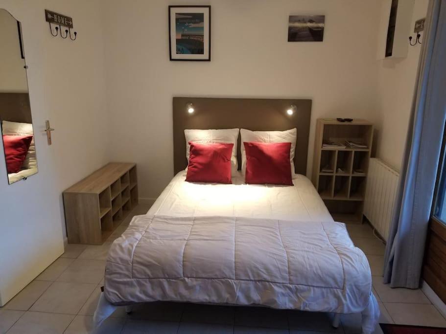 Studio De Plain-Pied Avec Terrasse Tout Proche Mer Courseulles-sur-Mer Exteriör bild